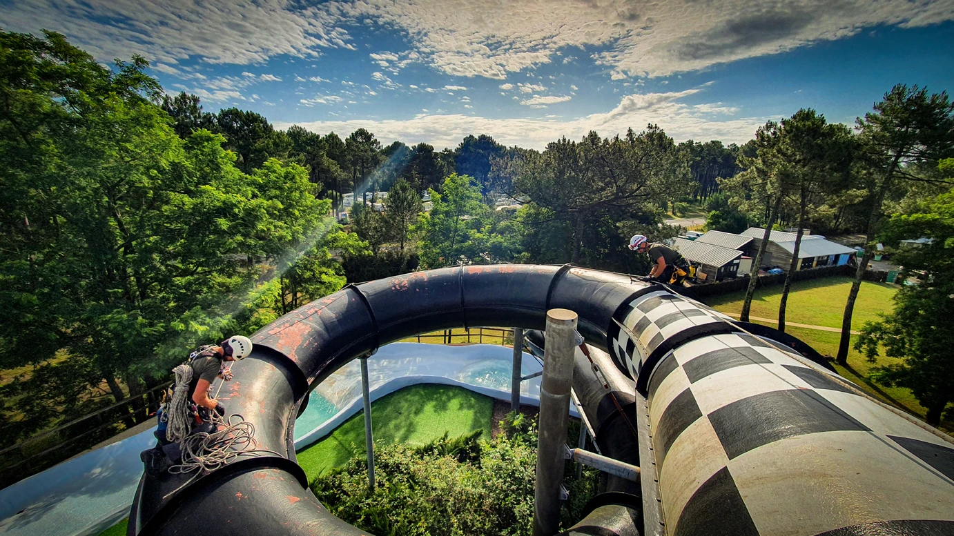 Intervention de cordistes MS Access pour une petite touche de noir chez AQUALAND à Gujan Mestras (industrie) – 1